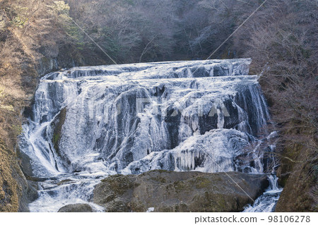 ``Fukuroda Falls'' in midwinter, half frozen, Daigo Town, Ibaraki Prefecture ``Fukuroda Falls'' in midwinter, half frozen, Daigo Town, Ibaraki Prefecture 98106278