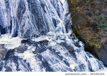 ``Fukuroda Falls'' in midwinter, half frozen, Daigo Town, Ibaraki Prefecture ``Fukuroda Falls'' in midwinter, half frozen, Daigo Town, Ibaraki Prefecture 98106284