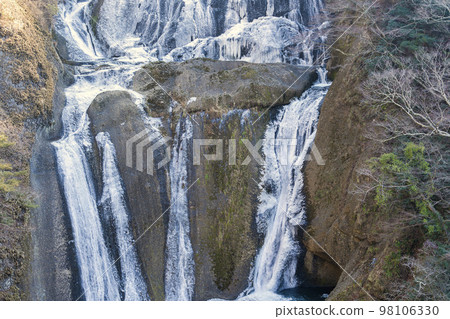 ``Fukuroda Falls'' in midwinter, half frozen, Daigo Town, Ibaraki Prefecture 98106330