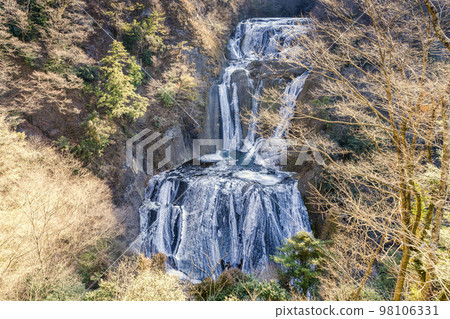 ``Fukuroda Falls'' in midwinter, half frozen, Daigo Town, Ibaraki Prefecture 98106331