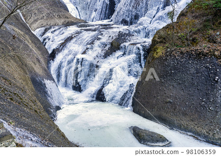 茨城縣岱子町，隆冬半凍的“袋田瀑布” 98106359