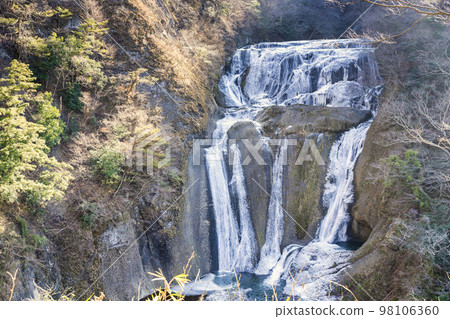 茨城縣岱子町,隆冬半凍的“袋田瀑布” 茨城縣岱子町,隆冬半凍的“袋田瀑布” 98106360