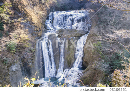 ``Fukuroda Falls'' in midwinter, half frozen, Daigo Town, Ibaraki Prefecture 98106361