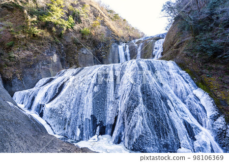 ``Fukuroda Falls'' in midwinter, half frozen, Daigo Town, Ibaraki Prefecture 98106369