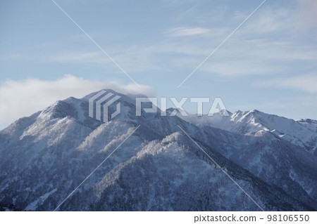 Climbing in the cold season 98106550