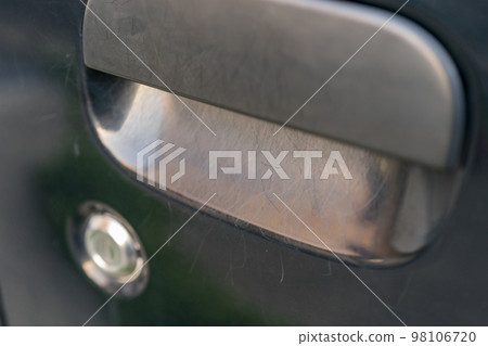 門把手周圍的划痕 門把手周圍的划痕 98106720