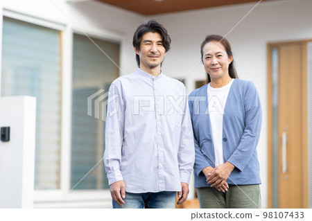 Couple's portrait Couple's portrait 98107433