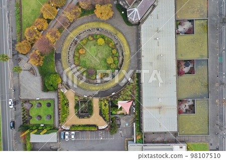 一個美麗的花園的鳥瞰圖 98107510