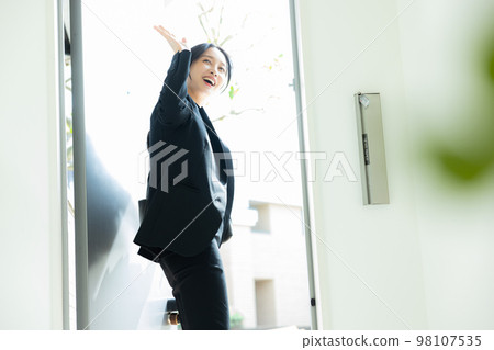 一個穿西裝的女人在入口處 98107535