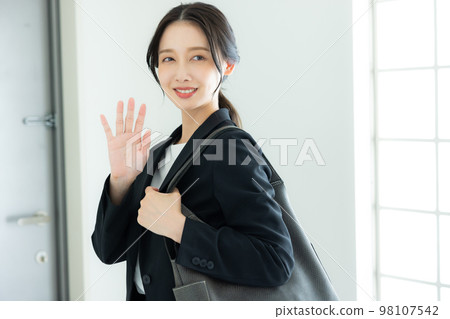 一個穿西裝的女人在入口處 98107542