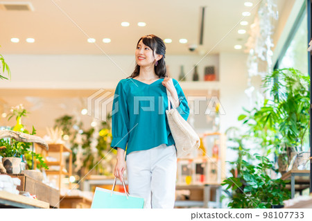 年輕女人購物 98107733