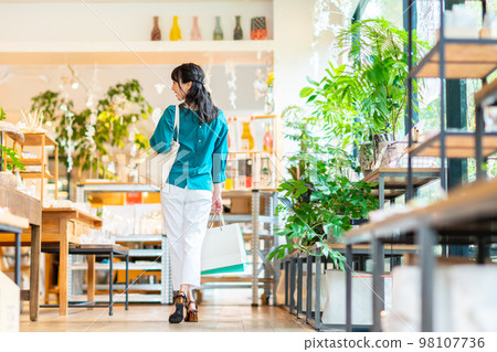 年輕女人購物 年輕女人購物 98107736