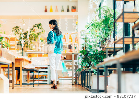 Young woman shopping 98107737