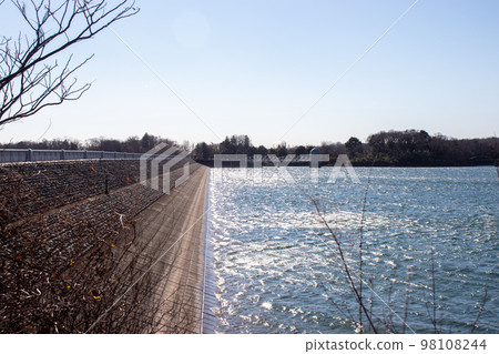Reservoir embankment and water surface extending in a straight line to the back Reservoir embankment and water surface extending in a straight line to the back 98108244