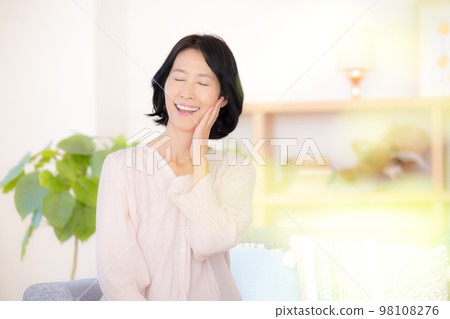 Beauty image Portrait of middle woman 98108276