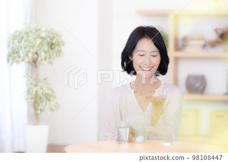 美女形像中間女人的畫像 98108447