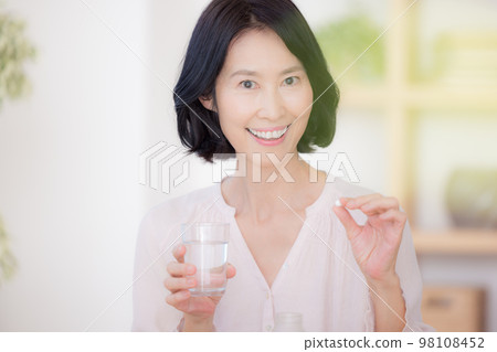 美女形像中間女人的畫像 98108452