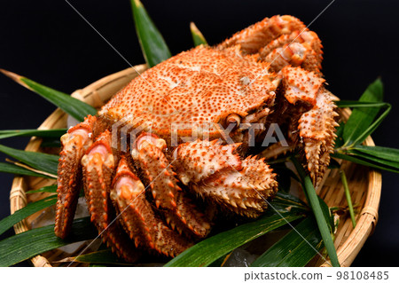 Hairy crab served on bamboo basket 98108485