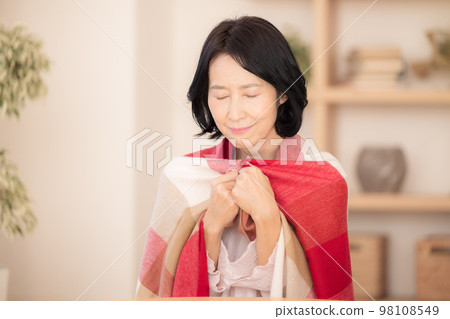 A middle-sized item wrapped in a cold stole 98108549