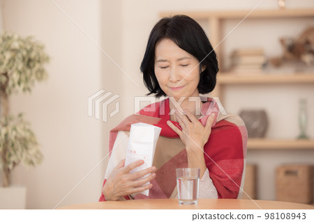 身體狀況不佳中年婦女吃藥 98108943