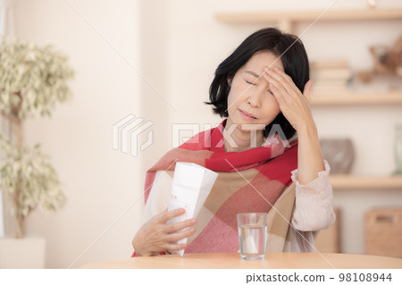 Poor physical condition Middle-aged woman taking medicine Poor physical condition Middle-aged woman taking medicine 98108944