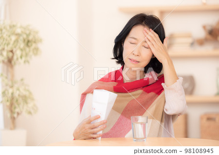 身體狀況不佳中年婦女吃藥 身體狀況不佳中年婦女吃藥 98108945