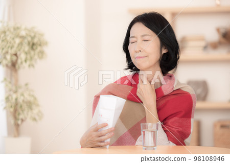 身體狀況不佳中年婦女吃藥 身體狀況不佳中年婦女吃藥 98108946