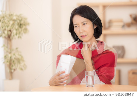 身體狀況不佳中年婦女吃藥 98108947