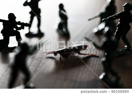 Toy miniature soldiers that exterminate fake cockroaches 98108984