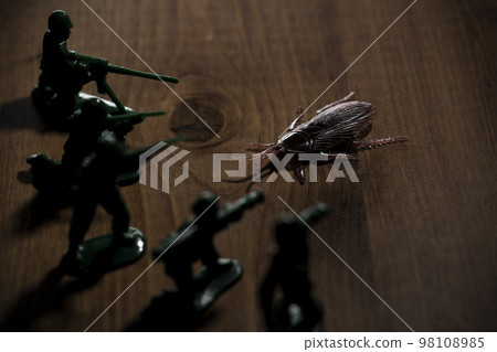 Toy miniature soldiers that exterminate fake cockroaches 98108985