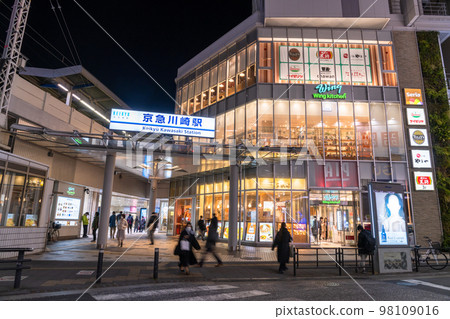 《神奈川縣》京急川崎站,川崎站前繁華夜景 《神奈川縣》京急川崎站,川崎站前繁華夜景 98109016