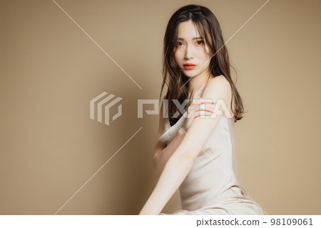 A woman in a beige dress 98109061