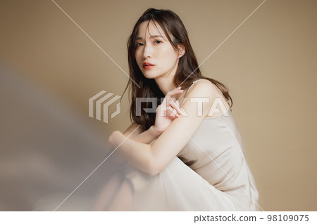 一個穿著米色裙子的女人 一個穿著米色裙子的女人 98109075