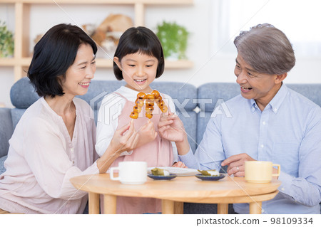 和爺爺奶奶一起吃日本糖果的女孩 98109334