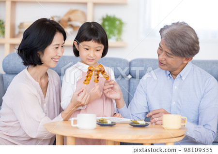 和爺爺奶奶一起吃日本糖果的女孩 98109335