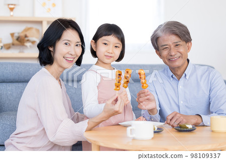 Girl eating Japanese sweets with grandpa and grandma 98109337
