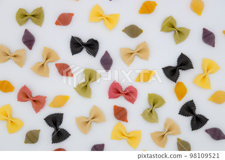 Short Pasta Farfalle and Conchiglie 98109521