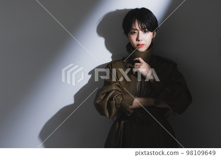 A woman with short hair 98109649