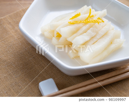 Yuzu radish on a small plate 98109997