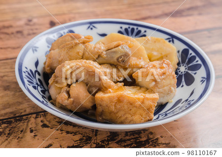 Cooked combination of chicken wings, bamboo shoots and deep-fried tofu Cooked combination of chicken wings, bamboo shoots and deep-fried tofu 98110167