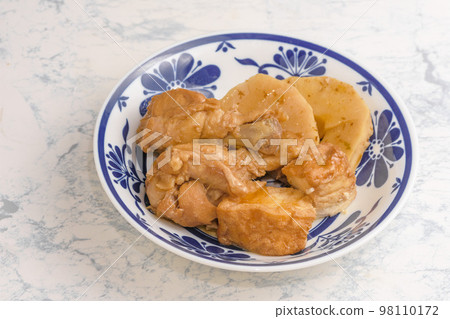 Cooked combination of chicken wings, bamboo shoots and deep-fried tofu 98110172