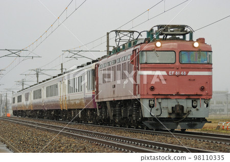 北陸本線 Kaga Kasama - Mikawa JR West EF81-48 (Tsuruga) + Series 12 (Kanazawa) Wakuwaku Danran 98110335