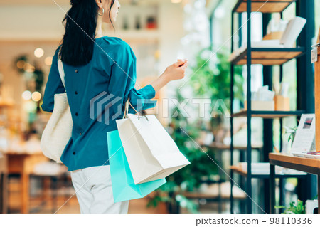 Young woman shopping 98110336