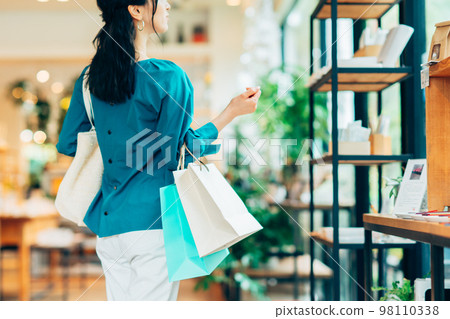 年輕女人購物 98110338