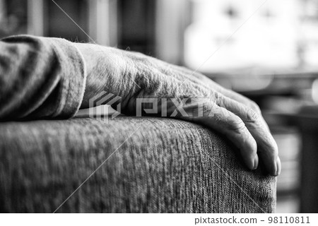Wrinkled hand of senior woman 98110811