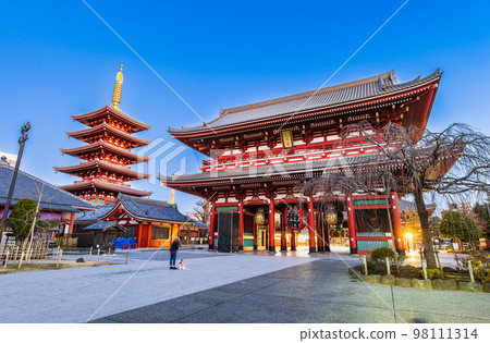 淺草寺寶藏門和五層寶塔晨景 淺草寺寶藏門和五層寶塔晨景 98111314