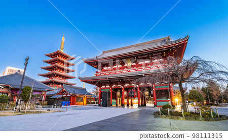 淺草寺寶藏門和五層寶塔晨景 淺草寺寶藏門和五層寶塔晨景 98111315