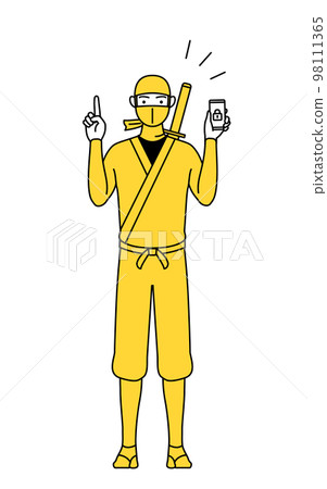 一個穿著忍者服裝的男人為他的智能手機採取安全措施 一個穿著忍者服裝的男人為他的智能手機採取安全措施 98111365