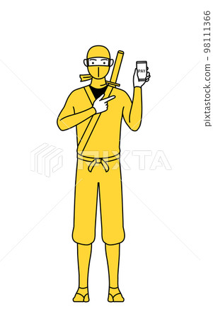 一個穿著忍者服裝的男人推薦在智能手機上進行無現金和在線支付 98111366