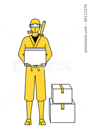 一個穿著忍者服裝的男人拿著紙板箱 一個穿著忍者服裝的男人拿著紙板箱 98111376